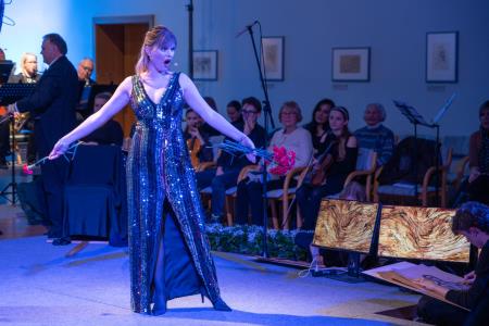 Deklica s piščalko-67